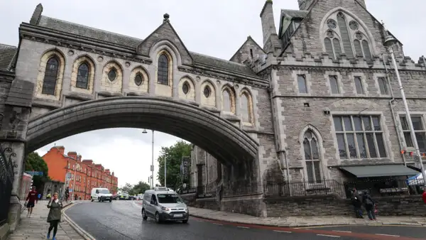 Übergang von der Christ Church Cathedral zur Dublinia