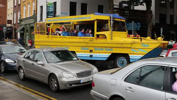 Ausflugsbus im Verkehr in Dublin