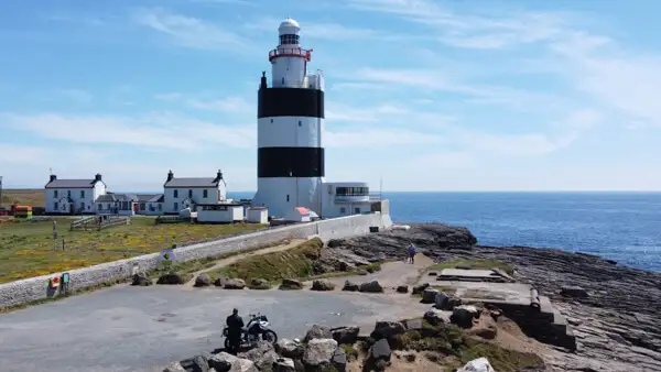 Motorrad und Uli am Hook Lighthouse