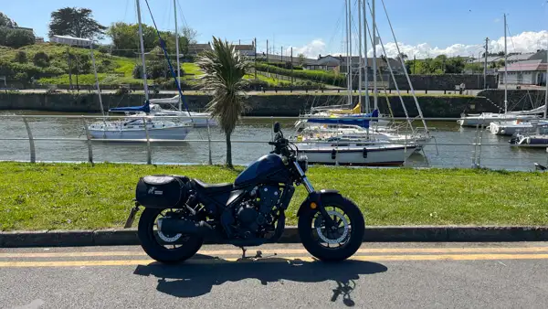 Motorrad im Hafen von Courtown