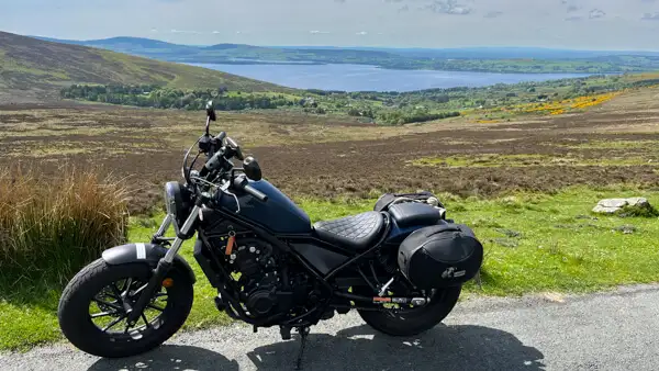 Motorrad oberhalb der Blessington Lakes