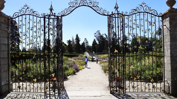 Bamberg Gate und Walled Garden im Powerscourt Estate