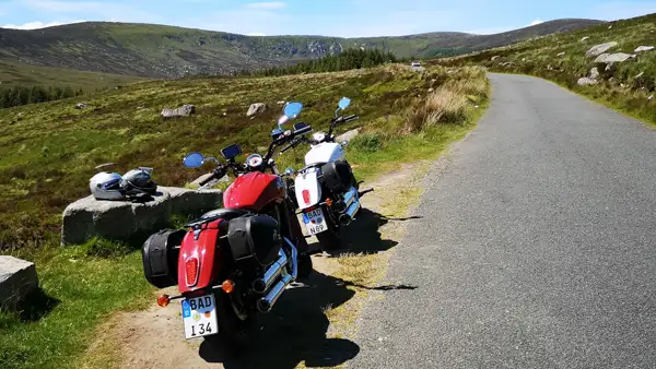 Zwei Motorräder im Wicklow Mountains National Park