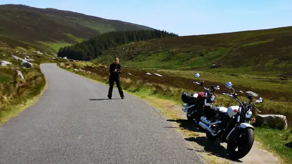 Zwei Motoräder und eine Fahrerin nahe Sally Gap