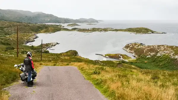 Motorrad und Fahrerin an der Südküste von Beara