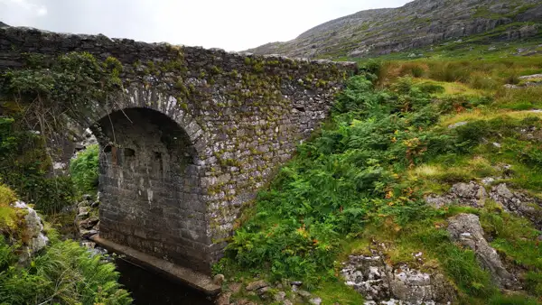 Brücke der Straße auf den Healy Pass