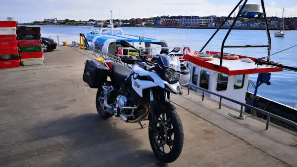 Motorrad im Hafen von Wexford