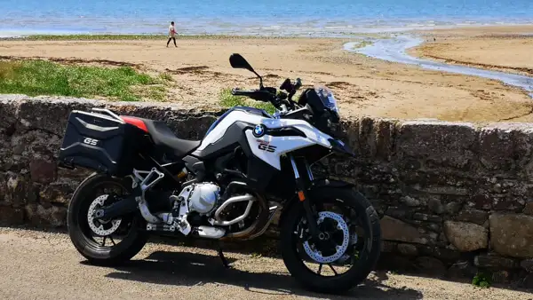 Motorrad an einem Strand an der Südküste