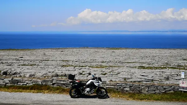 Schroffe Felsenlandschaft an der Küste des Burren