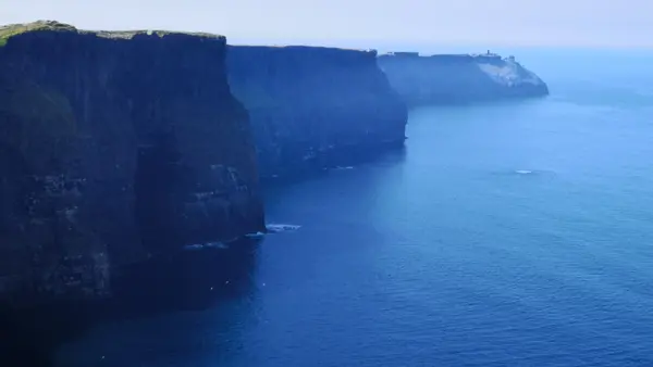 Die Cliffs of Moher im Morgendunst