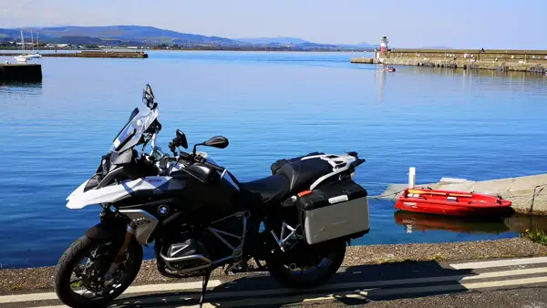 Motorrad am Hafen von Wicklow