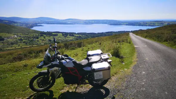 Motorrad am Poulaphouca Reservoir