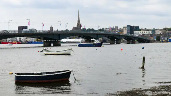 Die lange Brücke über den River Slaney führt nach Wexford