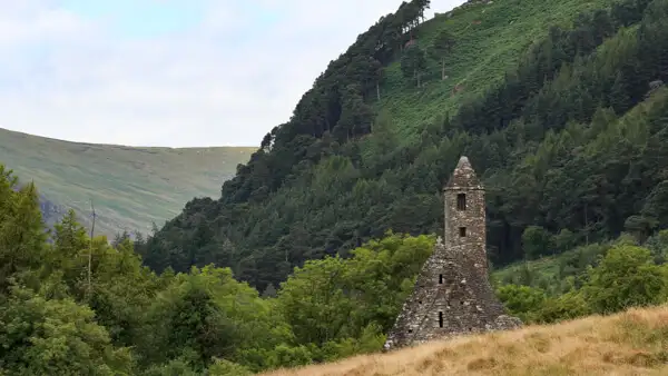 Glendalough ist umgeben von steilen Berghängen