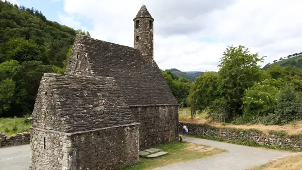 Gut erhaltene mittelalterliche Kirche in der Glendalough Monastic City