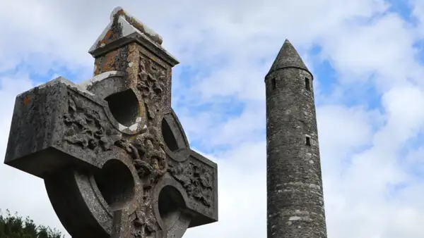 Der Rundturm von Glendalough und ein Celtic Cross