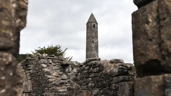 Rundturm von Glendalough aus der Ruine einer Kirche gesehen