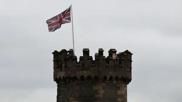 Britische Flagge auf einem Turm in Londonderry/Derry