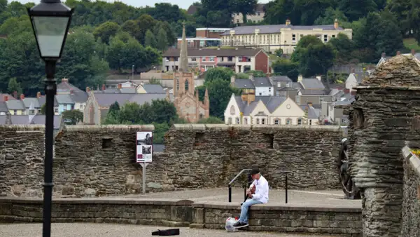 Guitar Player on the Wall of Londonderry / Derry