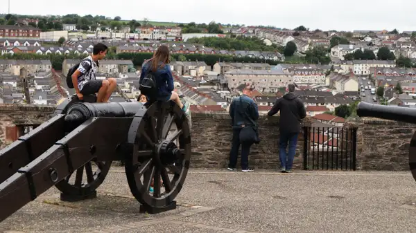 Alte Kanonen auf der City Wall von Londonderry/Derry