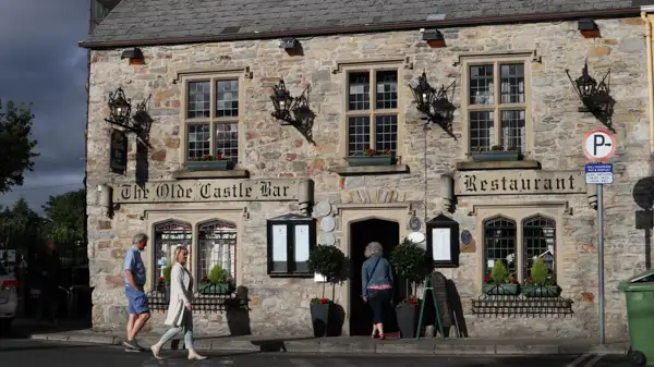 Historischer Pub im Städtchen Donegal