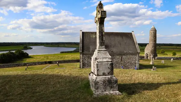 Clonmacnoise, mittelalterliches Kloster am Shannon