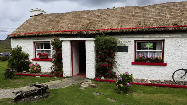 Altes Cottage im Folk Village von Glencolumbcille