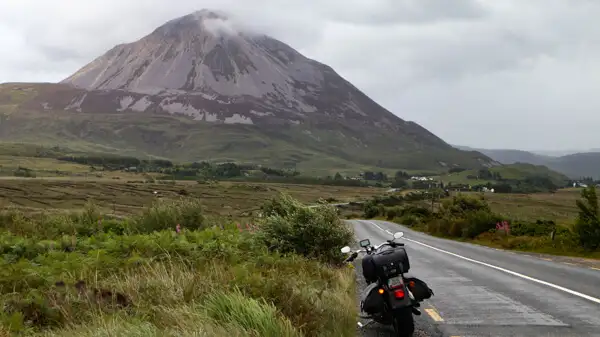 Motorrad am Mount Errigal