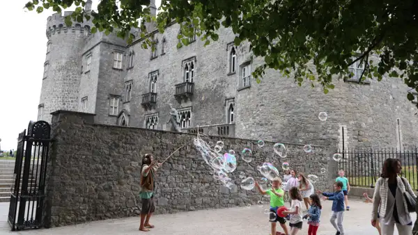 Sommer-Spaß vor Kilkenny Castle