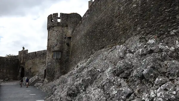 Vorderseite von Cahir Castle