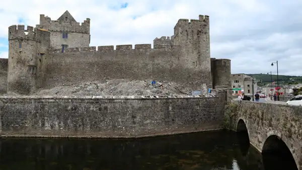 Cahir Castle ist von Wasser umgeben