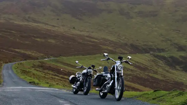 Zwei Motorräder am Mount Leinster