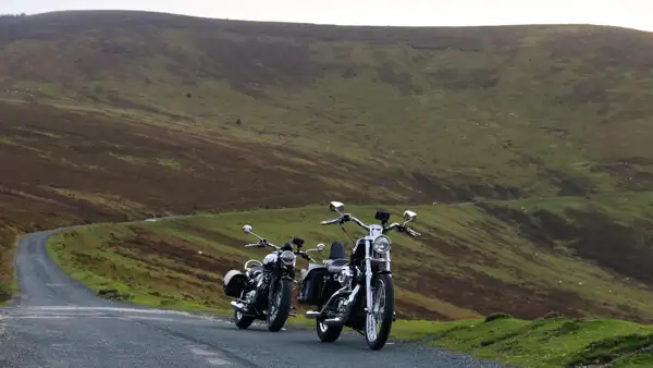 Zwei Motorräder in den Blackstairs Mountains