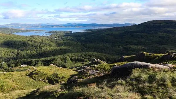 Blick aus den Bergen auf die Bantry Bay