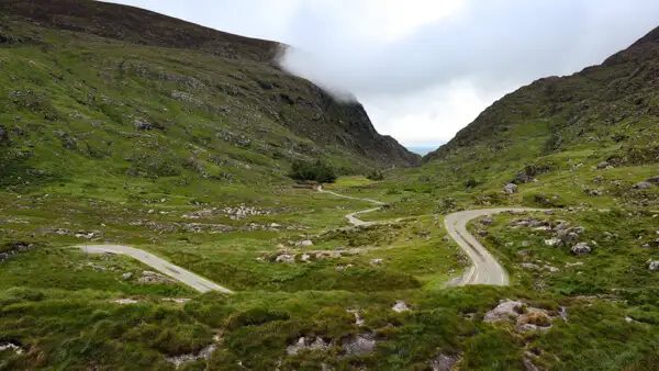 Kurvige Straße auf dem Weg ins Black Valley