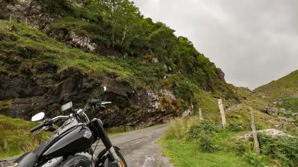 Motorrad nahe dem Ballaghbeama Gap