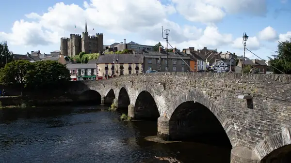 Blick von der Barker`s Brige zum Enniscorthy Castle