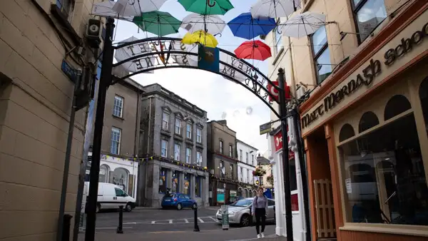 Blick von der bunt geschmückte Slaney Street ins Zentrum von Enniscorthy