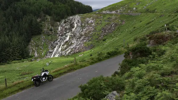 Motorrad vor Glenmacnass Waterfall