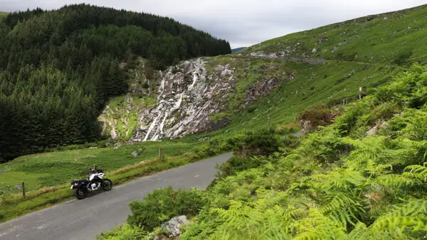 Motorrad am Glenmacnass Waterfall