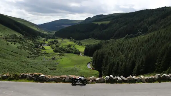 Motorrad oberhalb des Glenmacnass Waterfall