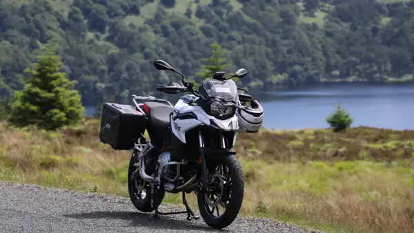 Motorrad am Lough Tay