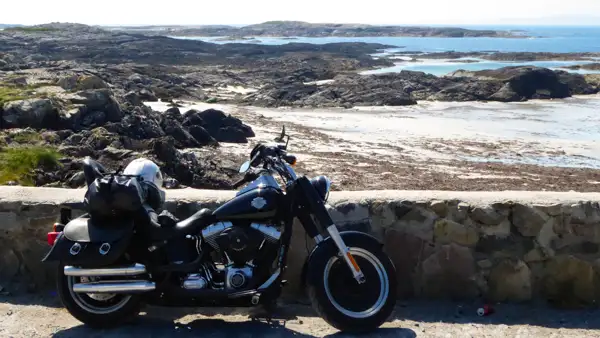 Motorrad an der zerklüfteten Küste von Connemara