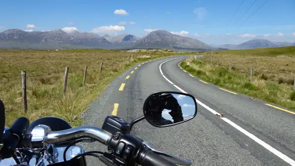 Motorrad auf dem Weg ins Hochland von Connemara