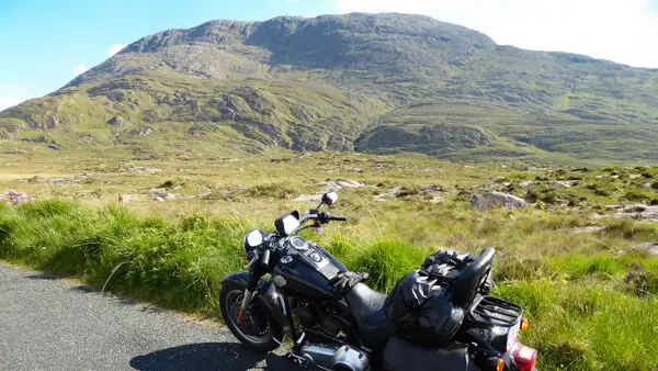 Motorrad in den Bergen von Connemara