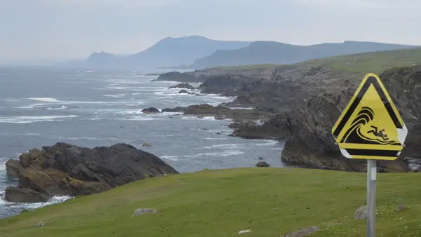 Schroffe Klippen an der Südküste von Achill Island