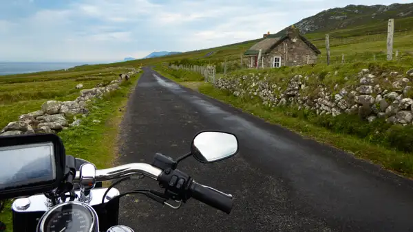 Motorrad auf Küstenstraße im Süden von Achill Island