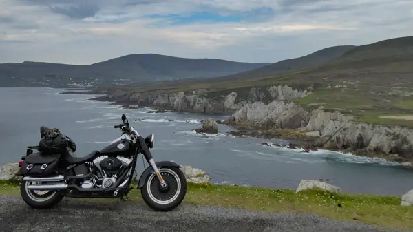 Motorrad vor den White Cliffs of Ashleam