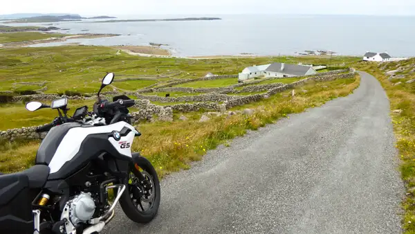 Motorrad an der Küste von Connemara