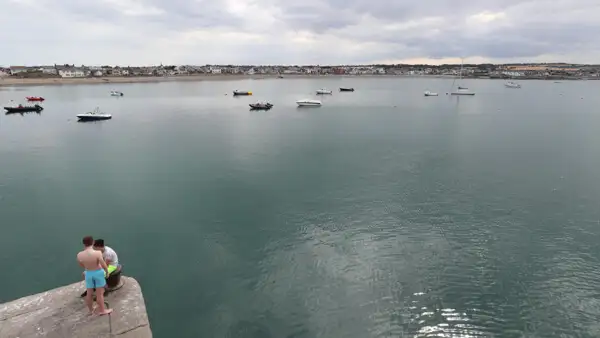 Badende Jungs im Hafen von Skerries